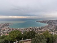 .. und die Bucht von Jounieh. Es ist kalt, der Sonnenuntergang verschwindet hinter den Wolken.